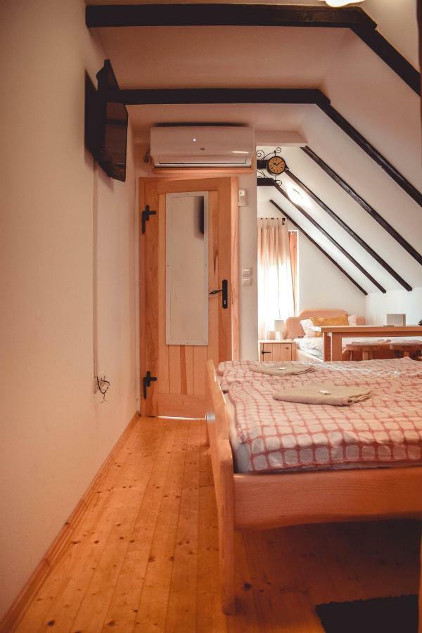 Apartmán Sobe Na Vinskoj Cesti Zmajevac Exteriér fotografie